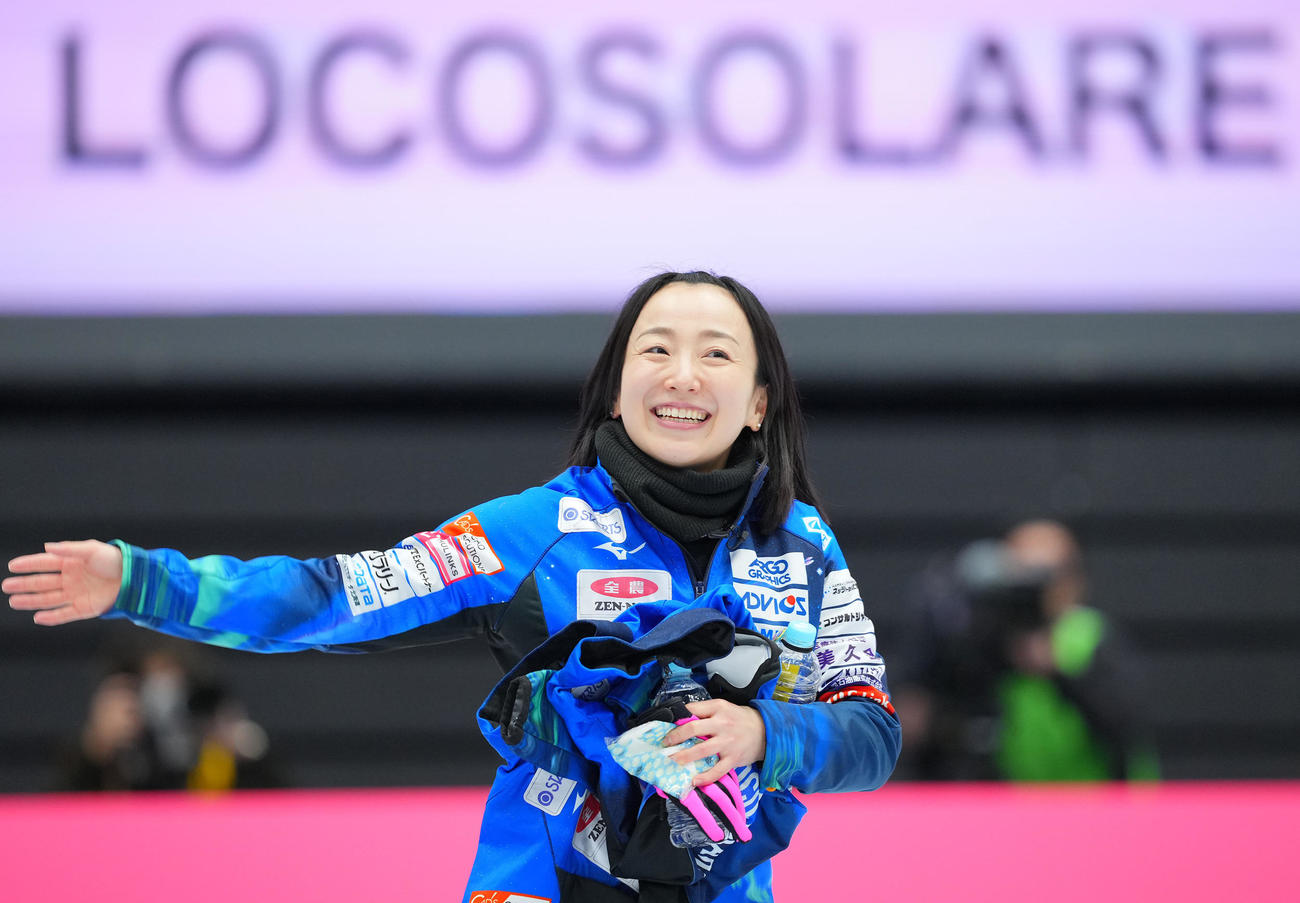 ロコ・ソラーレ対中部電力　中部電力に勝利し笑顔でスタンドに手を振るロコ・ソラーレ藤沢（撮影・垰建太）