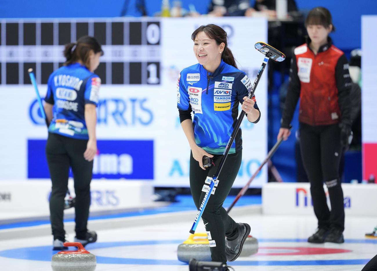 ロコ・ソラーレ対中部電力　第1エンド、笑顔を見せるロコ・ソラーレ吉田知（撮影・垰建太）