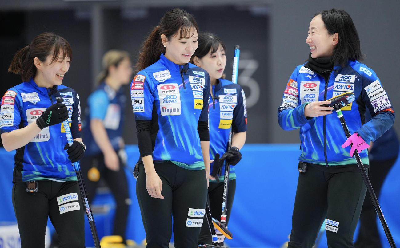 ロコ・ソラーレ対中部電力　第6エンドを終え笑顔を見せるロコ・ソラーレの選手たち（撮影・垰建太）