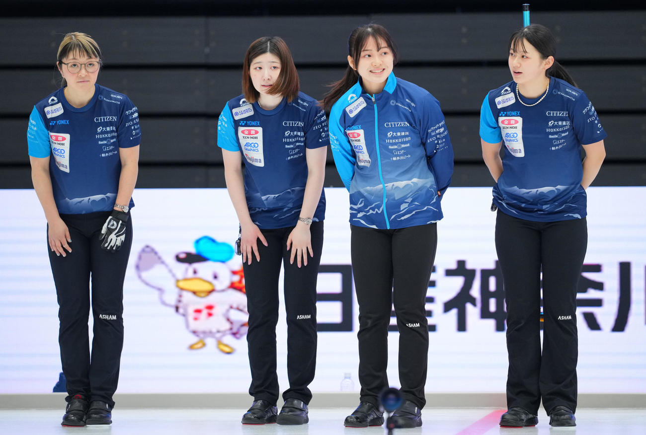 フォルティウス対SC軽井沢ク　フォルティウスに敗れスタンドにあいさつするSC軽井沢クの選手たち。左から西室、金井、上野美、上野結（撮影・垰建太）