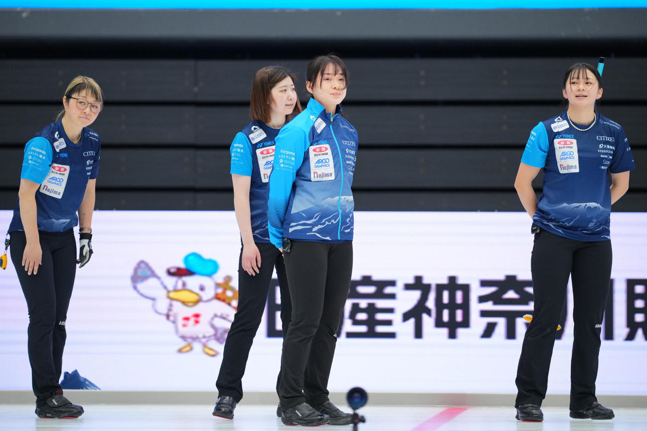 フォルティウス対SC軽井沢ク　フォルティウスに敗れスタンドにあいさつするSC軽井沢クの選手たち。左から西室、金井、上野美、上野結（撮影・垰建太）