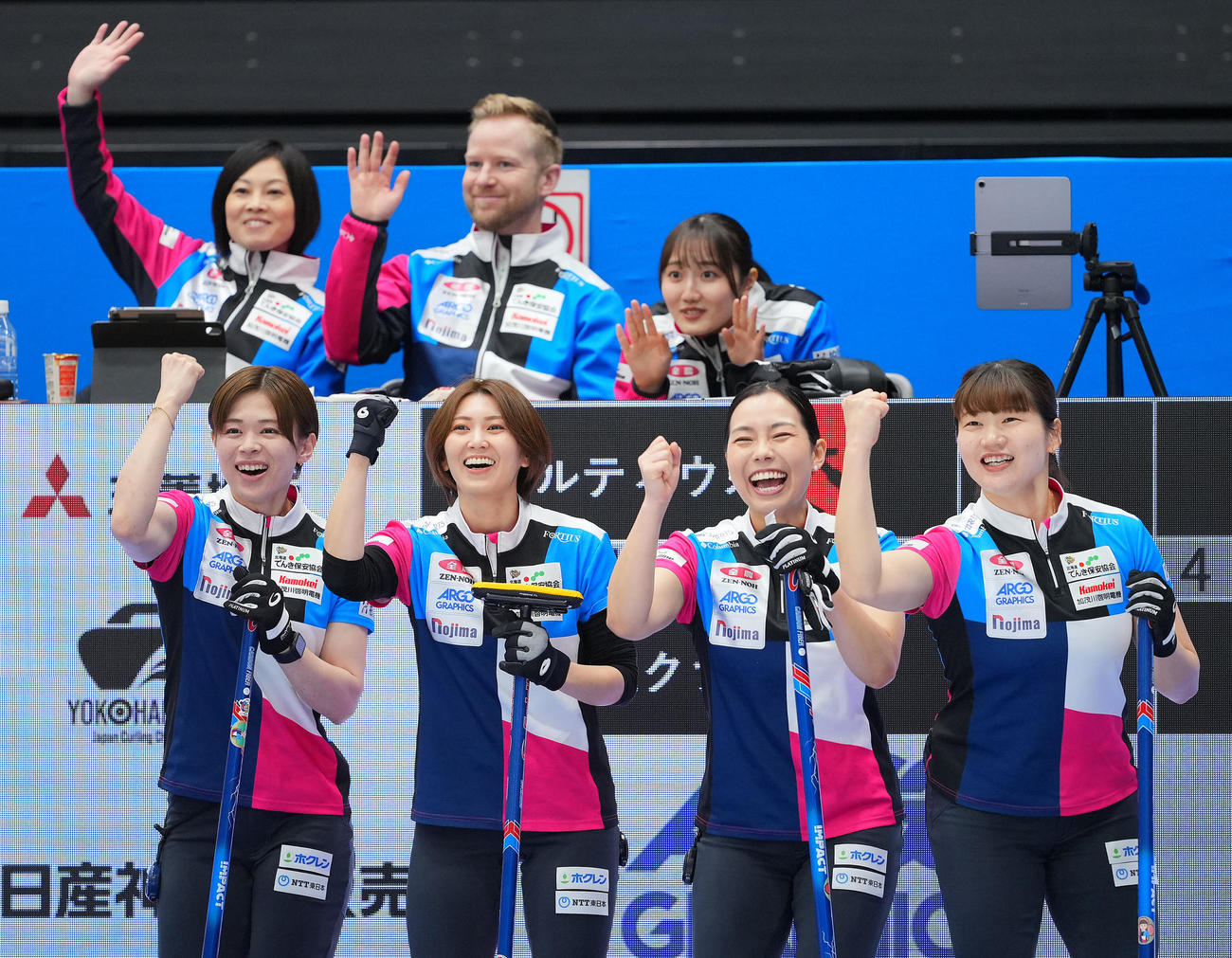フォルティウス対SC軽井沢ク　笑顔でポーズを決めるフォルティウスの選手たち。前列左から小野寺、吉村、近江谷、小谷（撮影・垰建太）