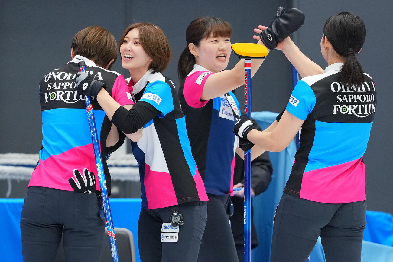 フォルティウス対SC軽井沢ク　勝利し笑顔でタッチを交わす吉村（中央左）、小野寺（同右）らフォルティウスの選手たち（撮影・垰建太）
