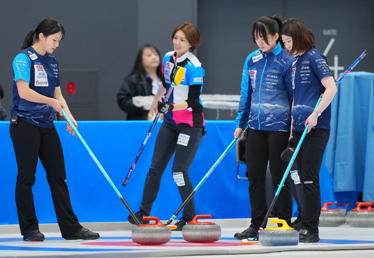 フォルティウス対SC軽井沢ク　ストーンの並びを見ながら考え込むSC軽井沢クの選手たち（撮影・垰建太）