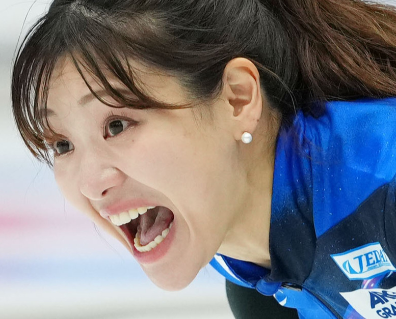ロコ・ソラーレ対チーム御代田　第2エンド、指示を出すロコ・ソラーレ吉田知（撮影・横山健太）