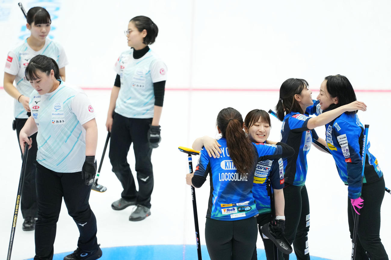 ロコ・ソラーレ対チーム御代田　チーム御代田に勝利し抱き合うロコ・ソラーレの選手たち（撮影・横山健太）