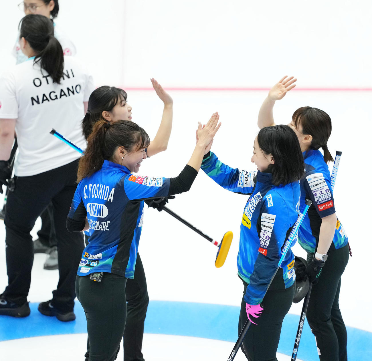 ロコ・ソラーレ対チーム御代田　チーム御代田に勝利しタッチを交わすロコ・ソラーレの選手たち（撮影・横山健太）
