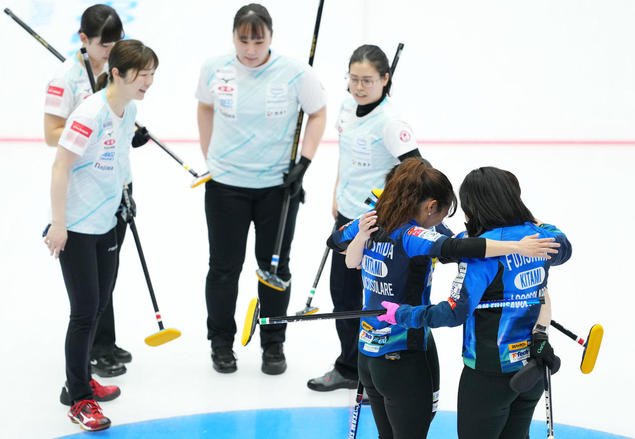 ロコ・ソラーレ対チーム御代田　チーム御代田に勝利し抱き合うロコ・ソラーレの選手たち（撮影・横山健太）