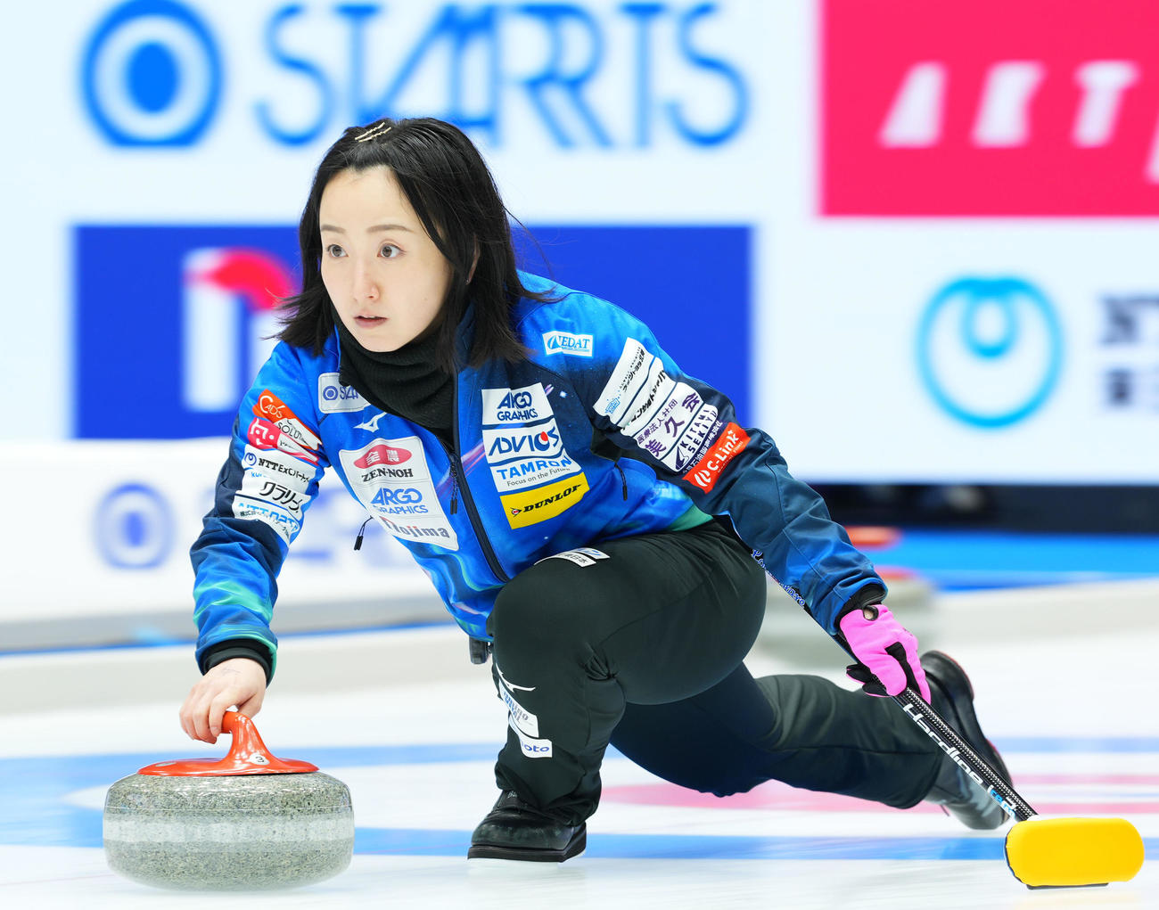 ロコ・ソラーレ対チーム御代田　第2エンド、ストーンを投じるロコ・ソラーレ藤沢（撮影・横山健太）