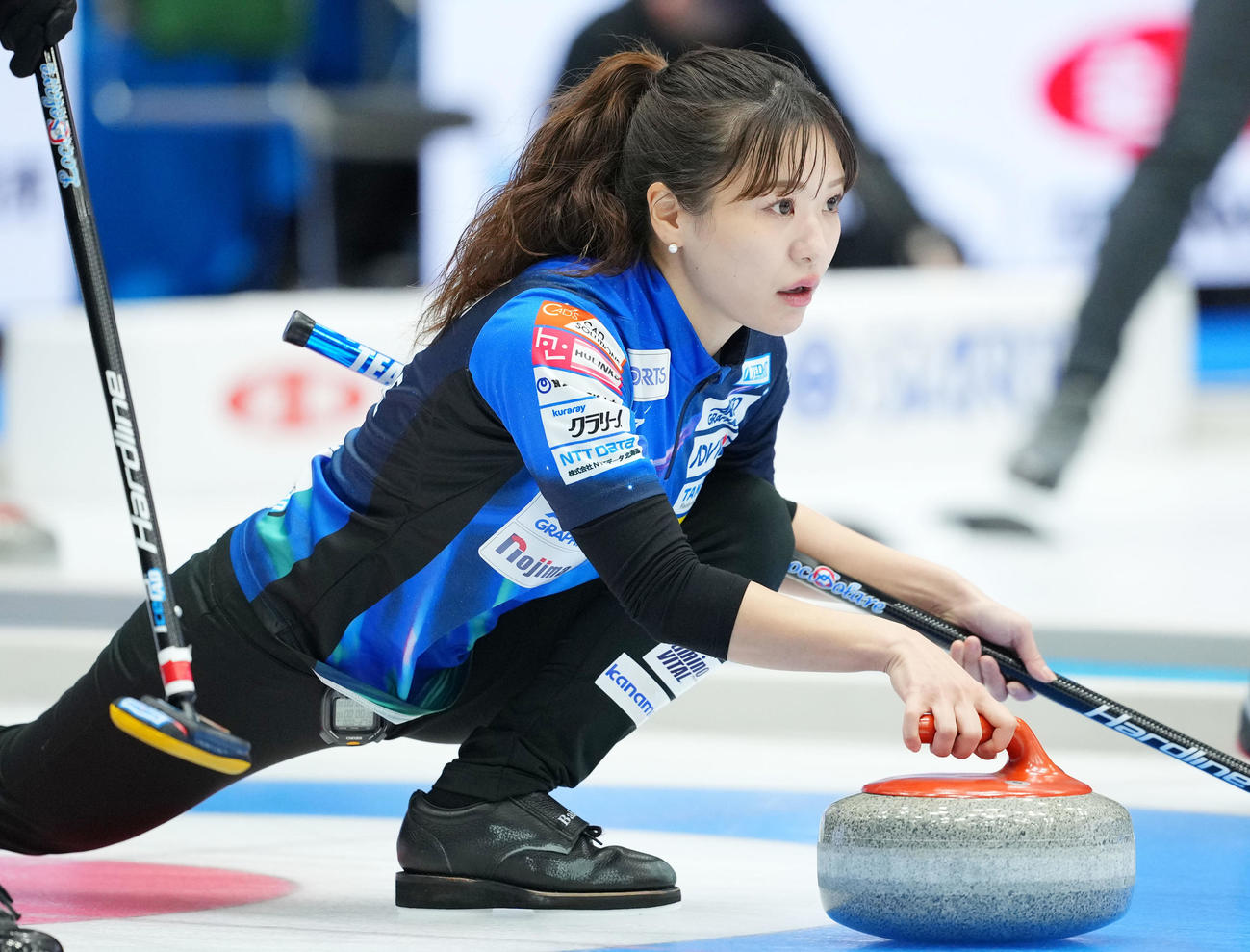ロコ・ソラーレ対チーム御代田　第1エンド、ストーンを投じるロコ・ソラーレ吉田知（撮影・横山健太）