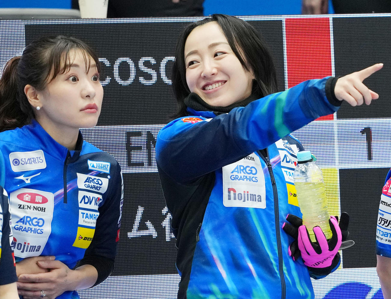 ロコ・ソラーレ対チーム御代田　言葉を交わすロコ・ソラーレ吉田知（左）と藤沢（撮影・横山健太）