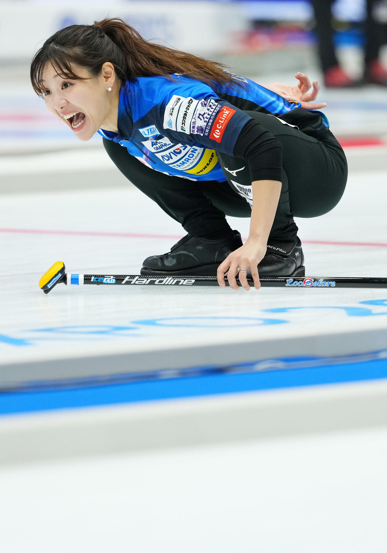 ロコ・ソラーレ対チーム御代田　第2エンド、指示を出すロコ・ソラーレ吉田知（撮影・横山健太）