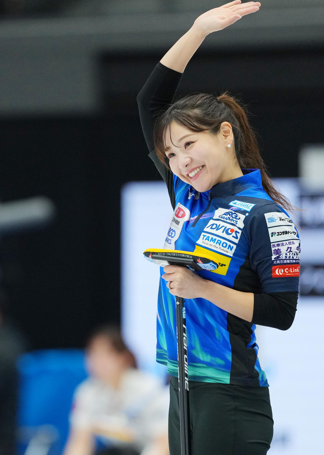 ロコ・ソラーレ対チーム御代田　第2エンド、笑顔を見せるロコ・ソラーレ吉田知（撮影・横山健太）