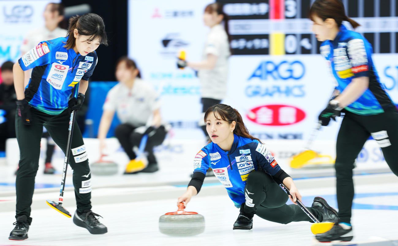 ロコ・ソラーレ対チーム御代田　第2エンド、ストーンを投じるロコ・ソラーレ吉田知（撮影・横山健太）