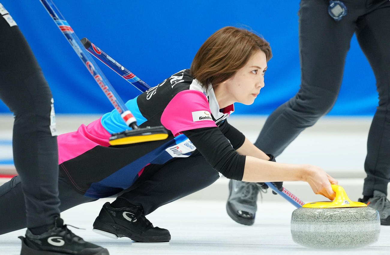 札幌国際大対フォルティウス　第1エンド、ストーンを投じるフォルティウス吉村（撮影・横山健太）