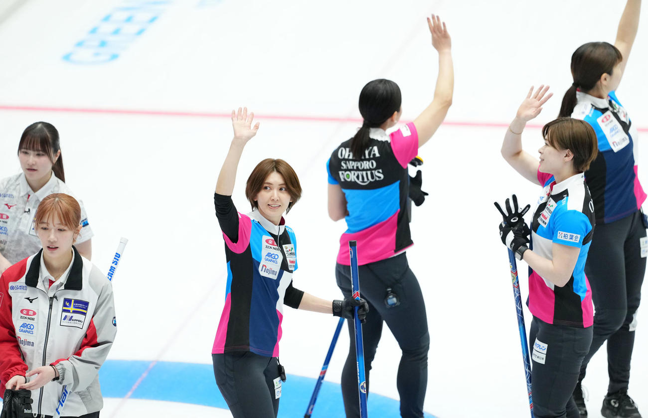 札幌国際大対フォルティウス　札幌国際大に勝利し声援に応えるフォルティウスの選手たち（撮影・横山健太）