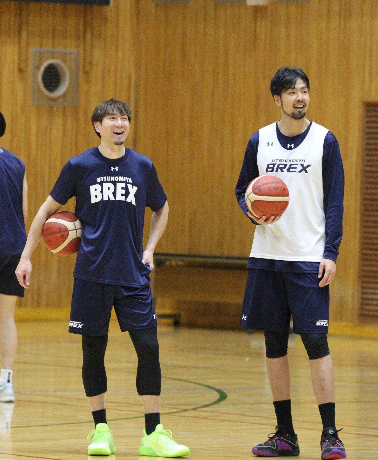 週末の川崎ブレイブサンダース戦に向けての練習で笑顔を見せる宇都宮の比江島慎（左）と竹内公輔（撮影・沢田啓太郎）