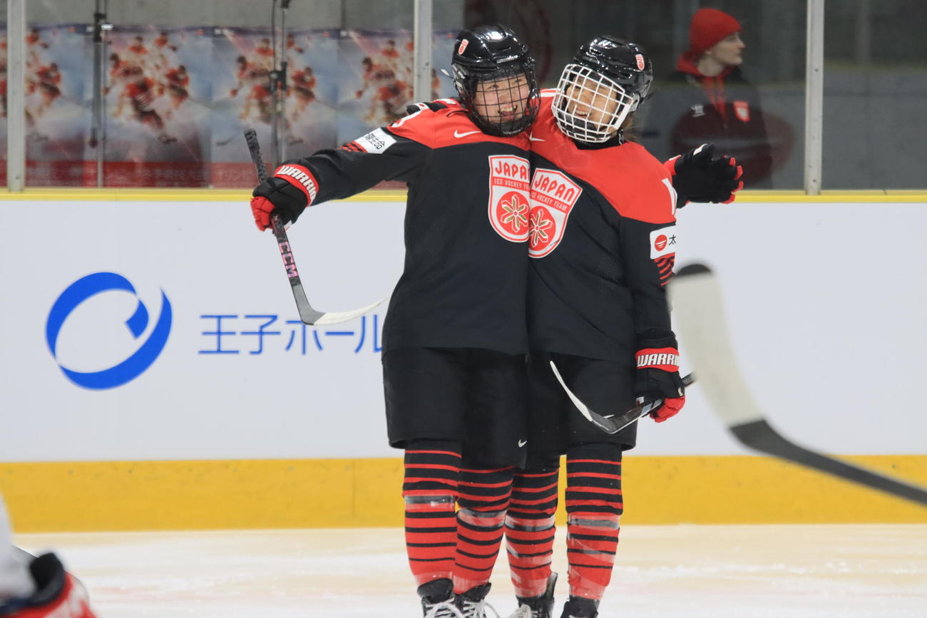 第1ピリオドに先制点を挙げて喜ぶ日本の伊藤（左）（撮影・保坂果那）