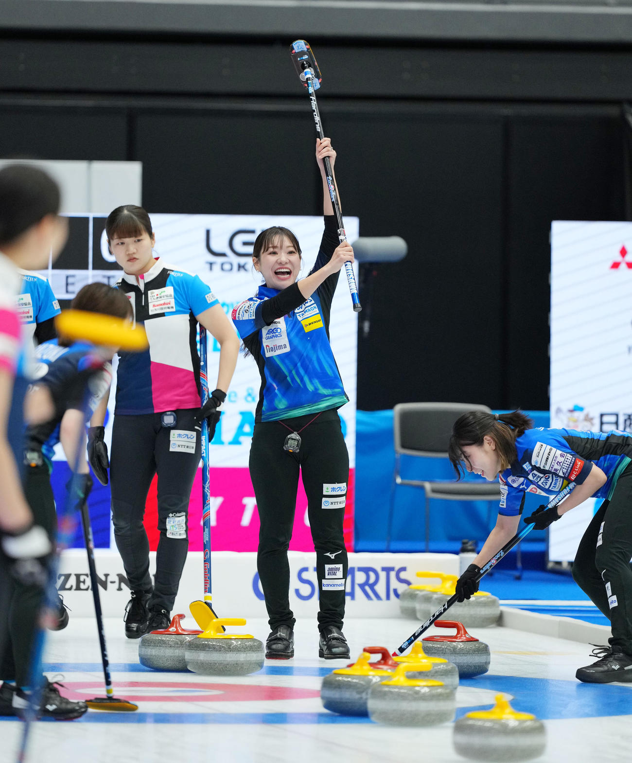 フォルティウス対ロコ・ソラーレ　第1エンド、笑顔を見せるロコ・ソラーレ吉田知（中央）（撮影・横山健太）