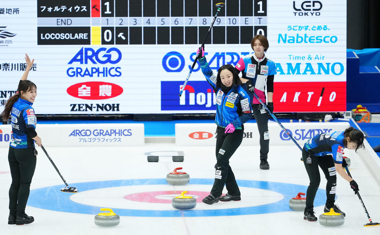 フォルティウス対ロコ・ソラーレ　第2エンド、笑顔を見せる、左からロコ・ソラーレ吉田知と藤沢。同3人目はフォルティウス吉村（撮影・横山健太）