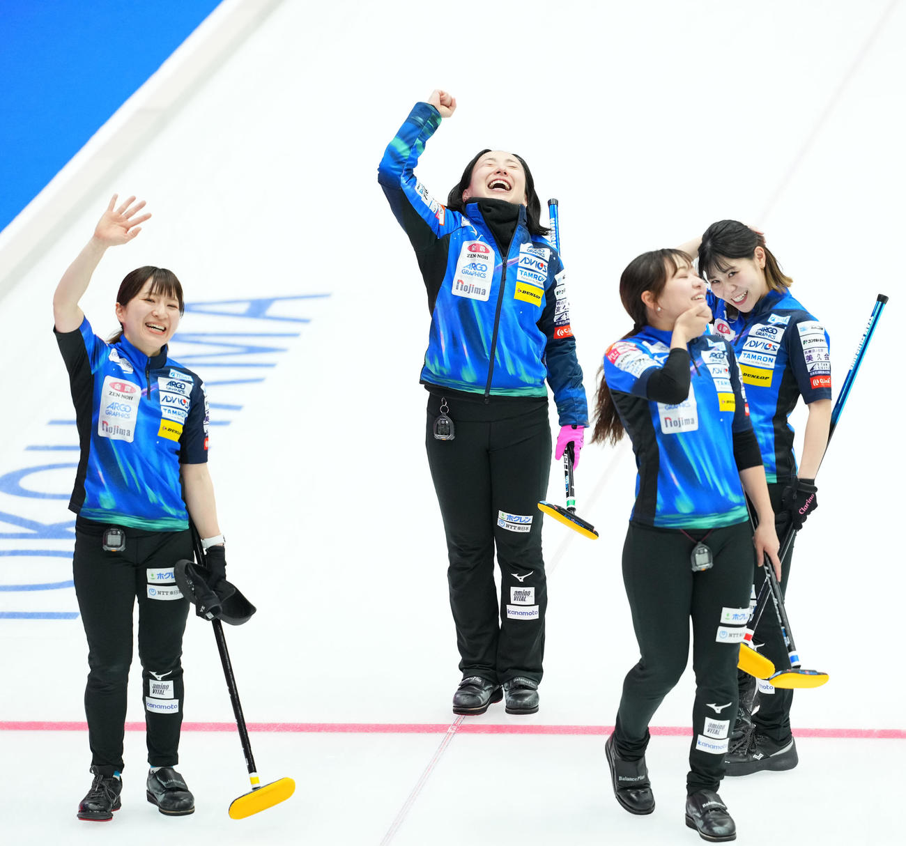 フォルティウス対ロコ・ソラーレ　フォルティウスに逆転勝利し歓喜するロコ・ソラーレの選手たち（撮影・横山健太）
