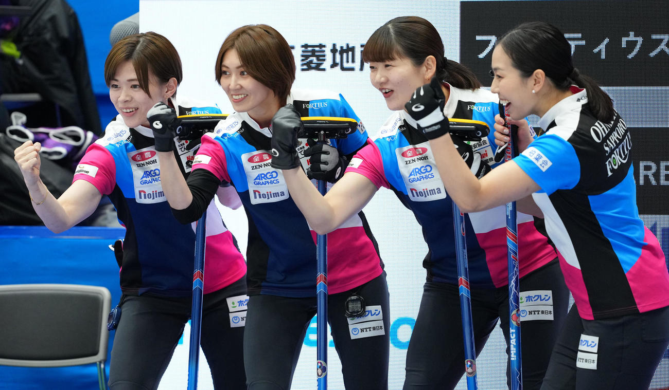 フォルティウス対ロコ・ソラーレ　笑顔でポーズを決めるフォルティウスの選手たち。左から小野寺、吉村、小谷、近江谷（撮影・横山健太）