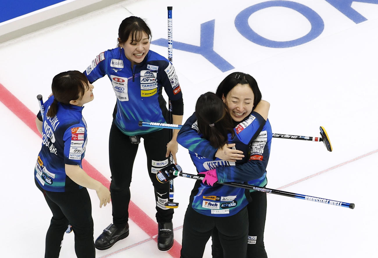 女子2次リーグのフォルティウス戦で逆転勝利し、抱き合って喜ぶ藤沢（右端）らロコ・ソラーレの選手たち（共同）

