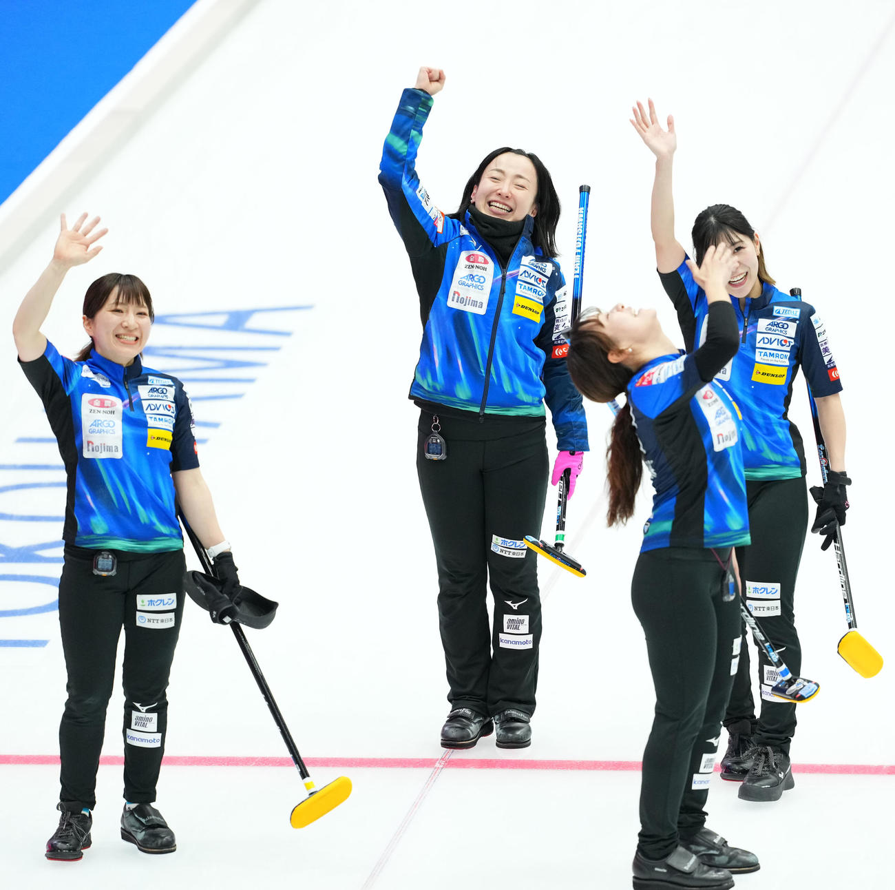 フォルティウス対ロコ・ソラーレ　逆転勝利し歓喜するロコ・ソラーレの選手たち。左から鈴木、藤沢、吉田知、吉田夕（撮影・横山健太）