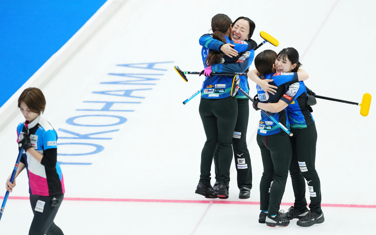 フォルティウス対ロコ・ソラーレ　逆転勝利し歓喜するロコ・ソラーレの選手たち。左は肩を落とすフォルティウス吉村（撮影・横山健太）