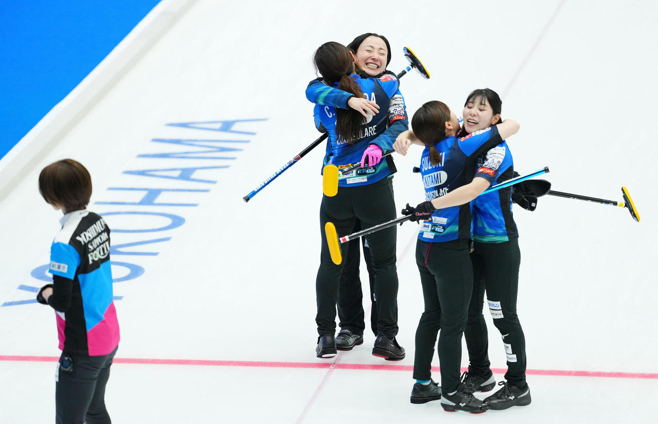 フォルティウス対ロコ・ソラーレ　フォルティウスに逆転勝利し歓喜するロコ・ソラーレの選手たち（撮影・横山健太）