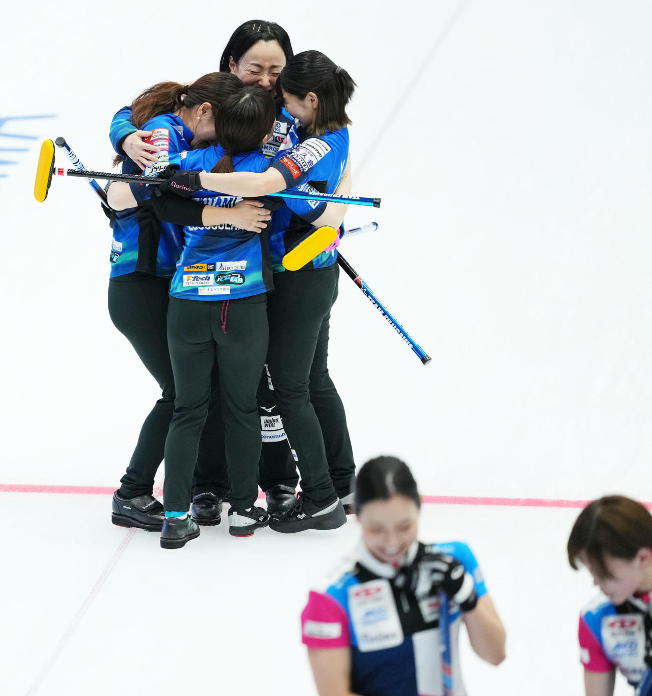 フォルティウスに逆転勝利し、集まって歓喜するロコ・ソラーレの選手たち（撮影・横山健太）