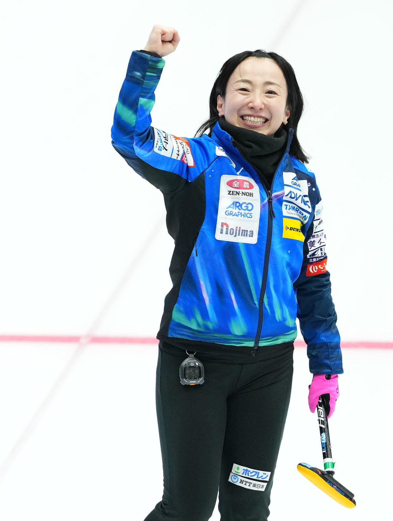 フォルティウス対ロコ・ソラーレ　逆転勝利し歓喜するロコ・ソラーレ藤沢（撮影・横山健太）