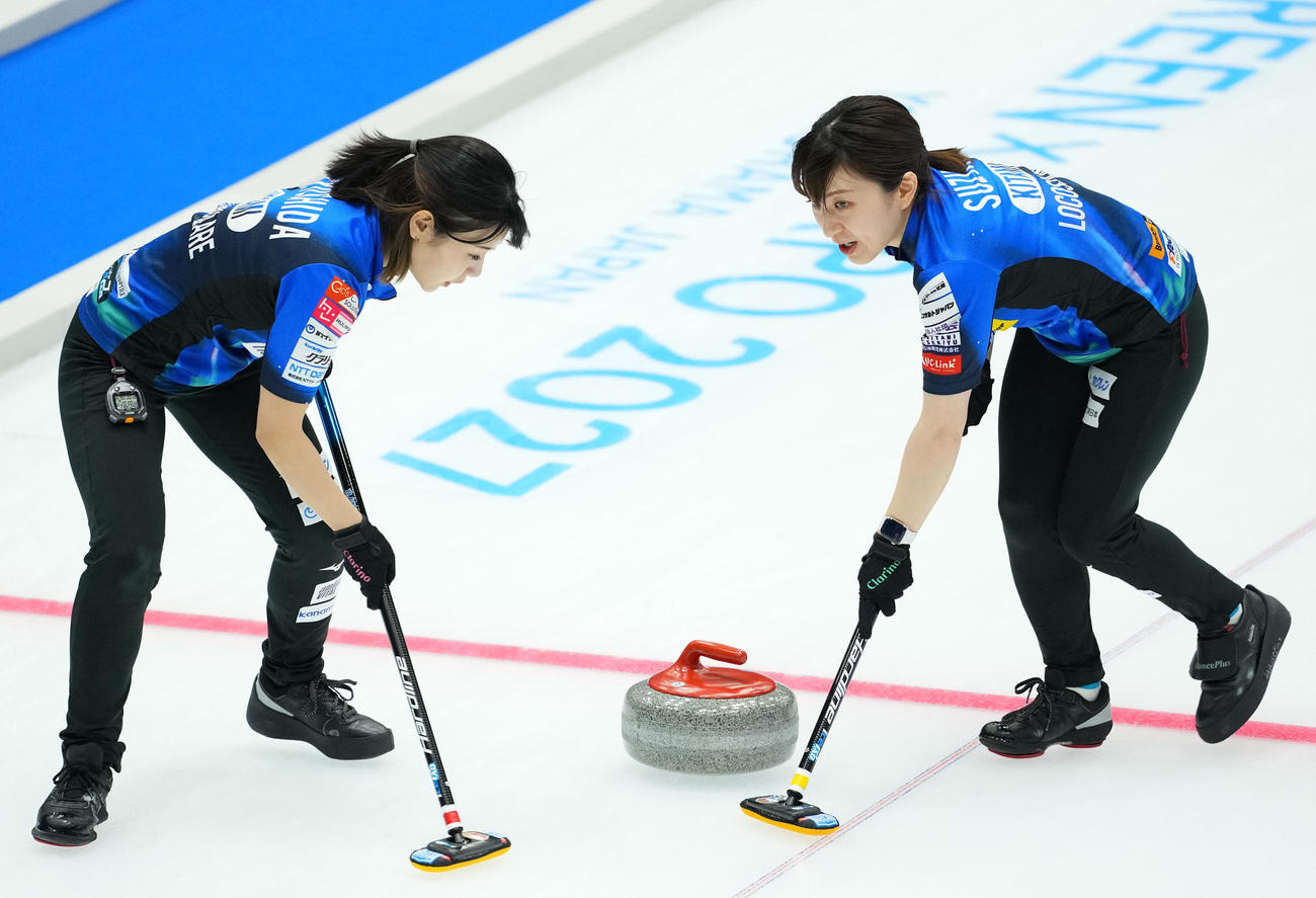ロコ・ソラーレ対チーム御代田　第10エンド、スイープするロコ・ソラーレ鈴木（右）と吉田夕（撮影・横山健太）
