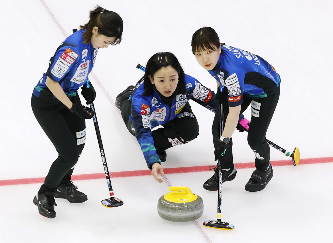 女子2次リーグのフォルティウス戦でショットを放つロコ・ソラーレの藤沢（中央）（共同）