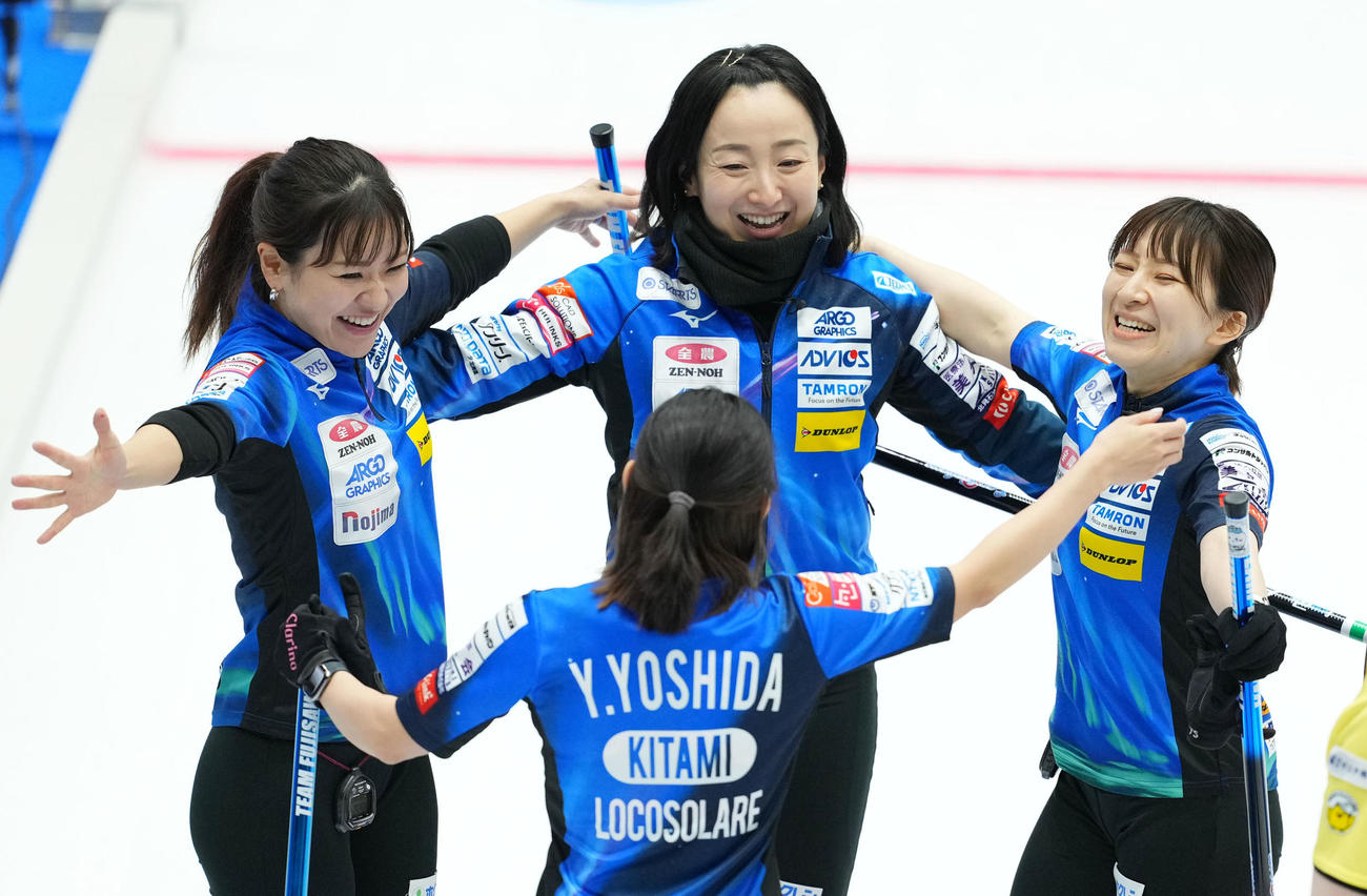 ロコ・ソラーレ対フィロシーク青森　フィロシーク青森に勝利し抱き合うロコ・ソラーレの選手たち（撮影・横山健太）