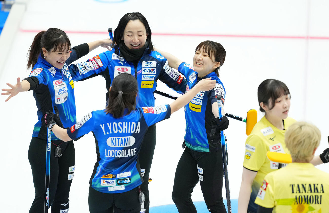 ロコ・ソラーレ対フィロシーク青森　フィロシーク青森に勝利し抱き合うロコ・ソラーレの選手たち（撮影・横山健太）