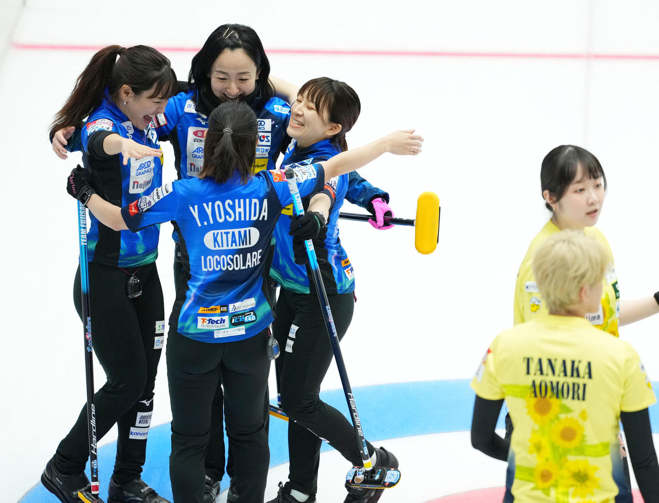 ロコ・ソラーレ対フィロシーク青森　フィロシーク青森に勝利し抱き合うロコ・ソラーレの選手たち（撮影・横山健太）