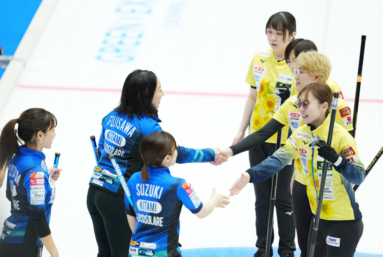 ロコ・ソラーレ対フィロシーク青森　試合を終え、握手を交わす両選手たち（撮影・横山健太）