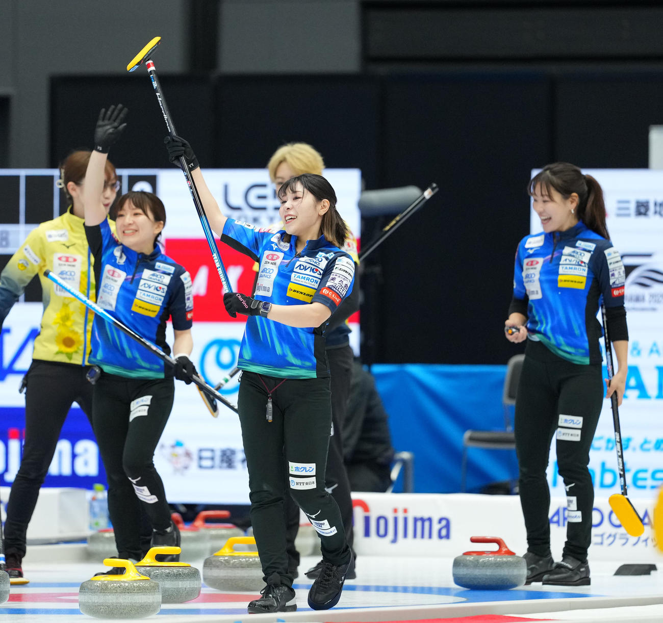 ロコ・ソラーレ対フィロシーク青森　第1エンド、ポイントを決め笑顔を見せるロコ・ソラーレの選手たち。左から鈴木、吉田夕、吉田知（撮影・横山健太）