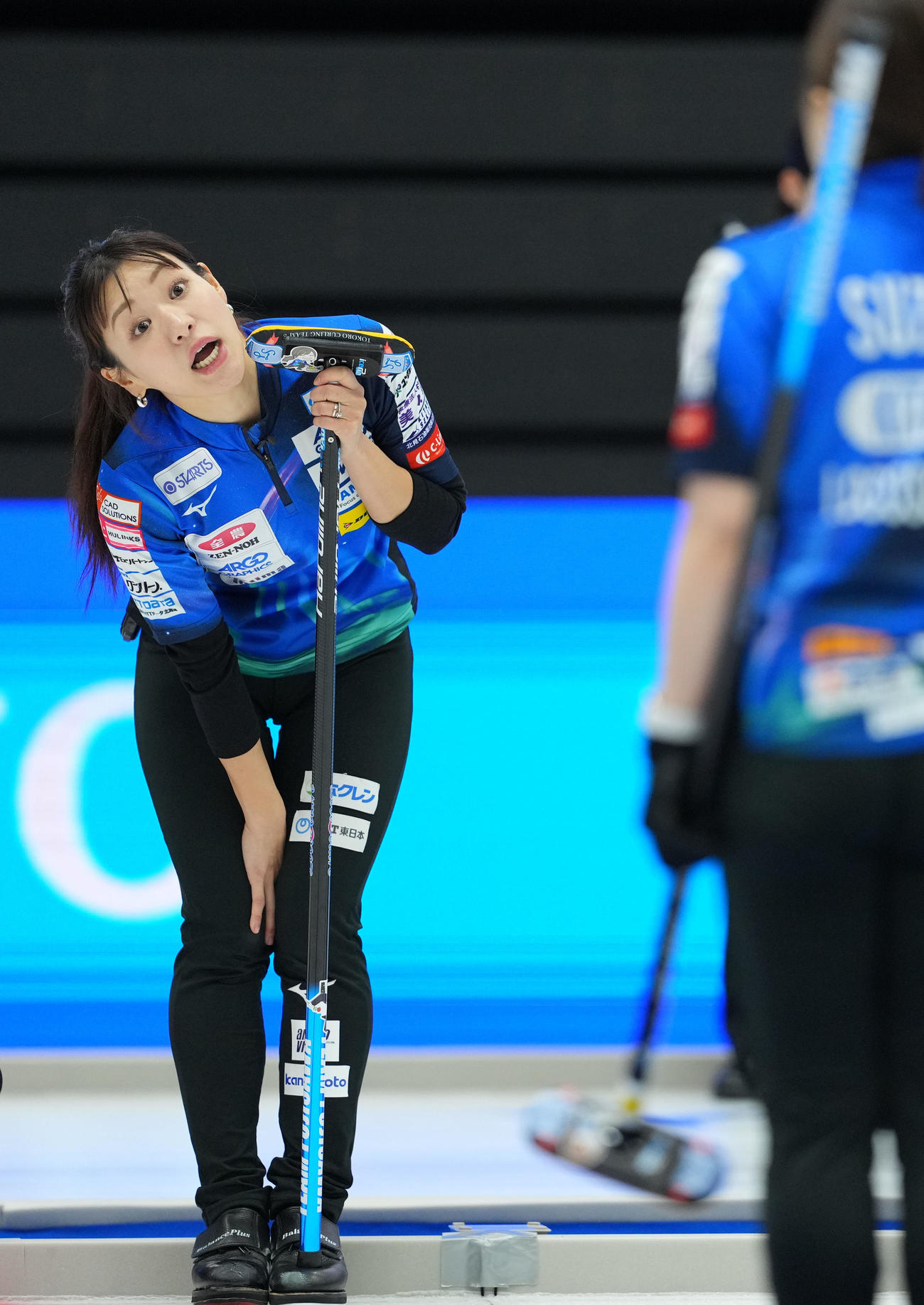 ロコ・ソラーレ対フィロシーク青森　言葉を交わすロコ・ソラーレ吉田知（撮影・横山健太）