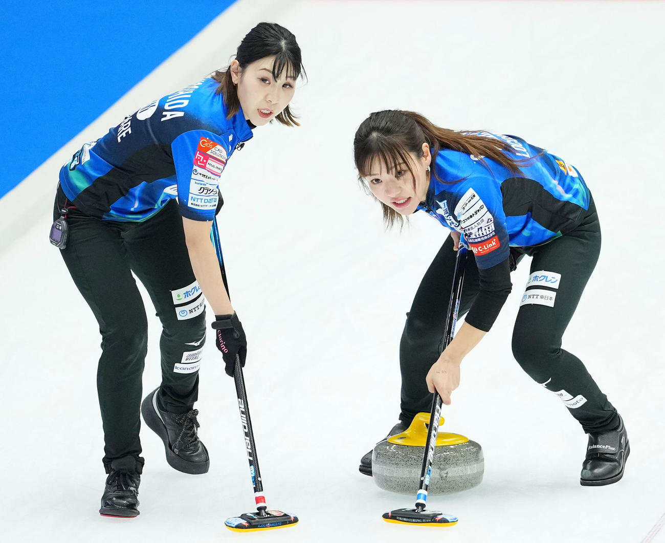 ロコ・ソラーレ対フィロシーク青森　第2エンド、スイープするロコ・ソラーレ吉田夕（左）と吉田知（撮影・横山健太）