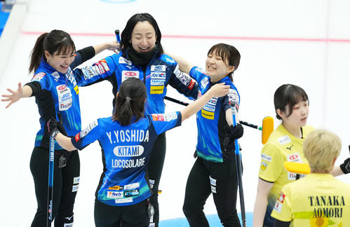 ロコ・ソラーレ対フィロシーク青森 フィロシーク青森に勝利し抱き合うロコ・ソラーレの選手たち(撮影・横山健太)