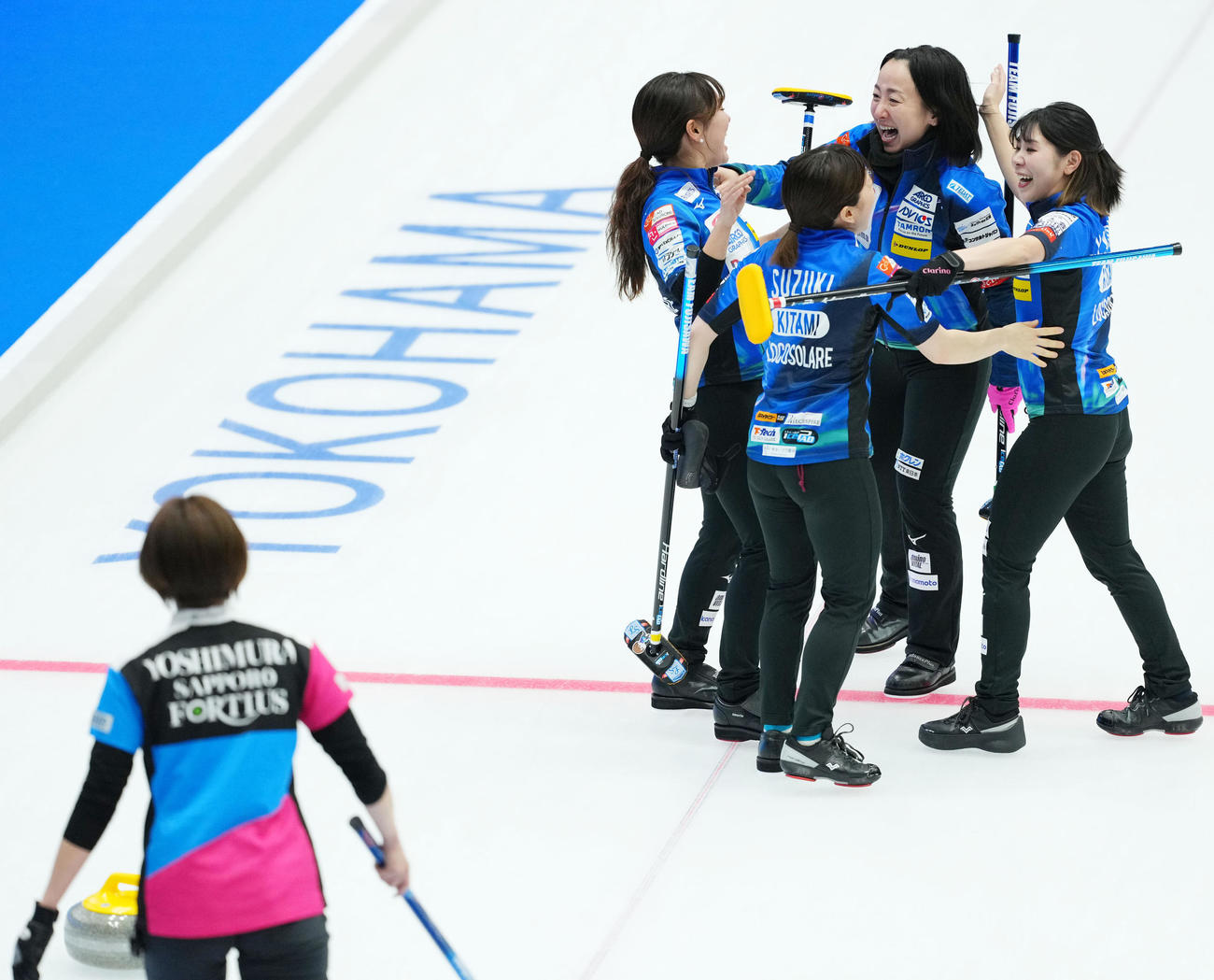 フォルティウス対ロコ・ソラーレ　逆転勝利し歓喜するロコ・ソラーレの選手たち。左は肩を落とすフォルティウス吉村（撮影・横山健太）