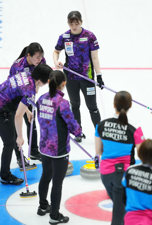 北海道銀行対フォルティウス フォルティウスに敗れ肩を落とす北海道銀行の選手たち(撮影・横山健太)