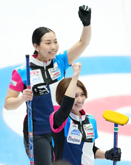 北海道銀行対フォルティウス 北海道銀行に勝利しガッツポーズするフォルティウス吉村(手前)と近江谷(撮影・横山健太)