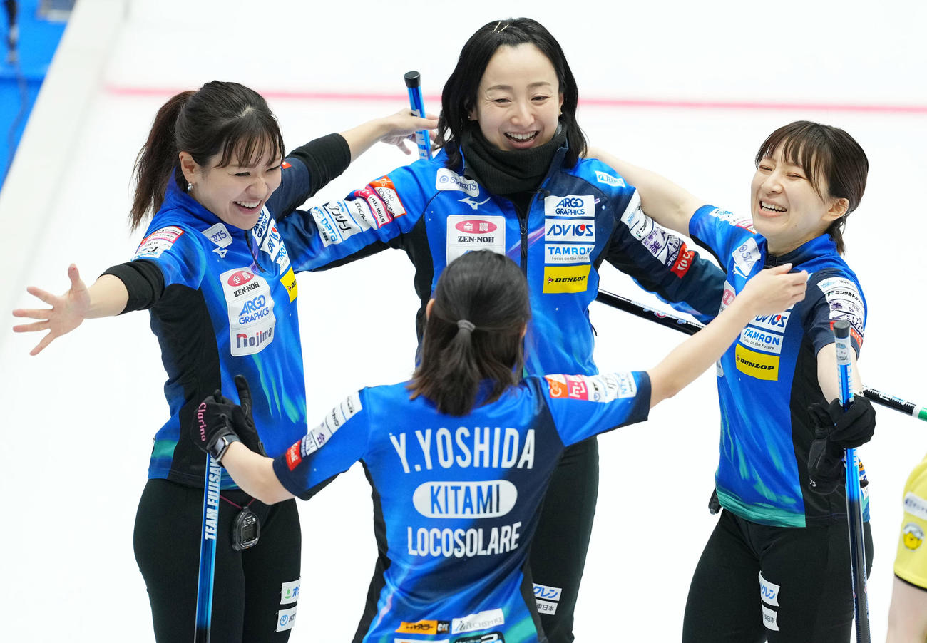 ロコ・ソラーレ対フィロシーク青森　フィロシーク青森に勝利し抱き合うロコ・ソラーレの選手たち（撮影・横山健太）