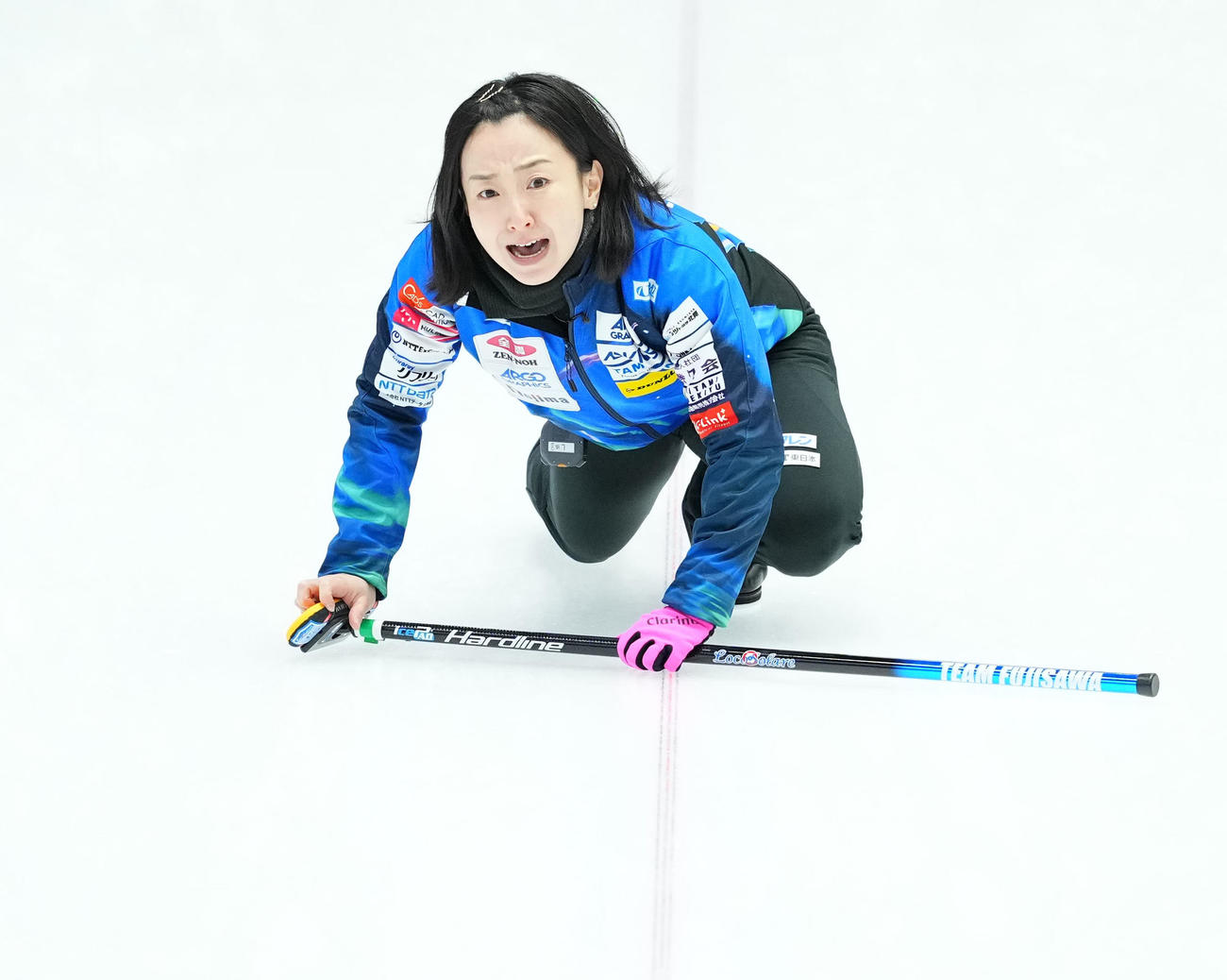 ロコ・ソラーレ対フィロシーク青森　第6エンド、指示を出すロコ・ソラーレ藤沢（撮影・横山健太）