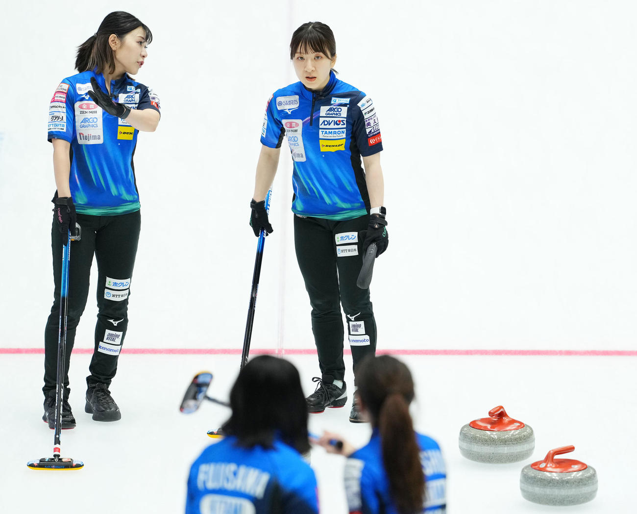ロコ・ソラーレ対フィロシーク青森　第2エンド、言葉を交わすロコ・ソラーレ吉田夕（左）と鈴木（撮影・横山健太）