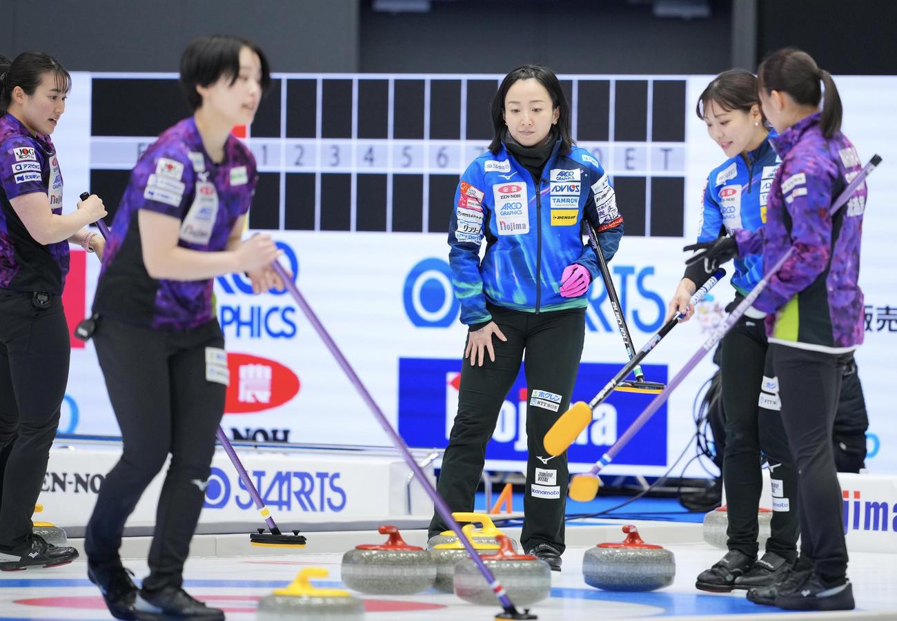 ロコ・ソラーレ対北海道銀行　第1エンド、2点を奪われさえない表情のロコ・ソラーレ藤沢（中央）（撮影・垰建太）