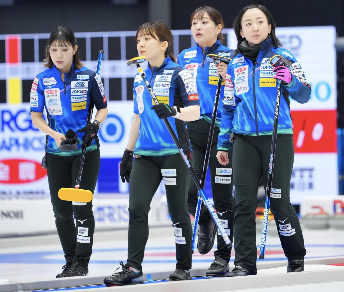ロコ・ソラーレ対北海道銀行　第3エンド、4点を奪われさえない表情を見せるロコ・ソラーレの選手たち。右から藤沢、吉田知、鈴木、吉田夕（撮影・垰建太）